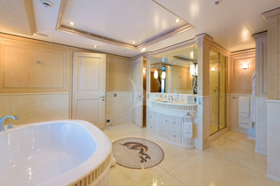 Yacht Boadicea master bathrom
