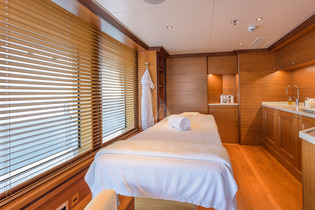 Yacht Boadicea massage room