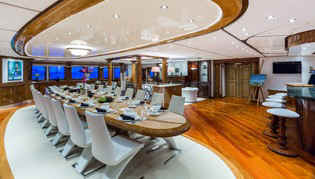 Yacht Legend indoor dining